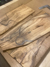 Load image into Gallery viewer, Processus de fabrication de planches de cuisine : esquisse des formes sur le bois et conception des formes.
