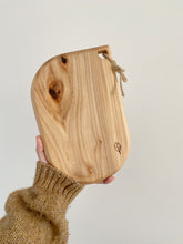 Afbeelding in Gallery-weergave laden, Petite planche en bois de charme faite à la main à Bruxelles
