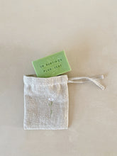 Load image into Gallery viewer, Petite pochette en lin double couche, brodée d’une fleur des champs - millimetres.be

