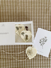 Charger l'image dans la galerie, Tablettes parfumée en cire naturelle de soja sur la table joliment décorées avec des fleurs sauvages et une carte artisanale
