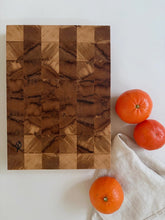 Charger l'image dans la galerie, Planche de cuisine en frêne massif 33 x 24 cm
