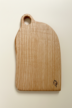 Charger l'image dans la galerie, Planche artisanale en bois de frêne faite à la main en Belgique par millimetres.be
