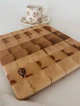 Charger l'image dans la galerie, Petite planche de découpe en frêne 22cm x 19,5cm
