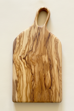 Load image into Gallery viewer, Planche artisanale en bois d'olivier découpée par millimeters.be dans notre atelier bruxellois. Idéale pour offrir
