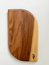 Charger l'image dans la galerie, Planche de cuisine en bois d'orme en forme d'une goutte
