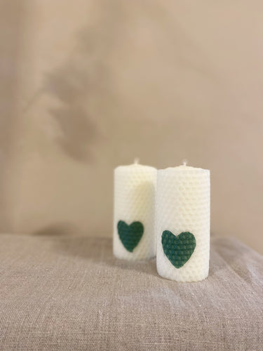 Bougie en cire d'abeille blanche avec un petit coeur vert sapin - millimetres.be