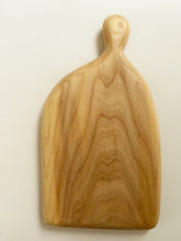 Charger l'image dans la galerie, Planche de cuisine en bois de charme, handmade in Brussels par millimetres.be
