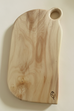 Load image into Gallery viewer, Planche apéro en bois de charme réalisée par millimetres.be dans notre atelier bruxellois.
