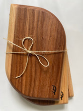 Charger l'image dans la galerie, Lot de trois planches en bois d'orme faites main à Bruxelles dans notre atelier familial
