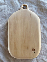 Charger l'image dans la galerie, Planche de cuisine en bois de charme avec trèfle à quatre feuilles - millimetres.be
