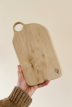 Load image into Gallery viewer, Planche de cuisine en bois de charme, faite main à Bruxelle. Produit artisanal.
