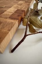 Load image into Gallery viewer, Planche à découper artisanale en frêne massif – sur chant, 46 × 25 cm - millimetres.be
