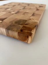 Charger l'image dans la galerie, Planche à découper en frêne 34 × 27,5 cm
