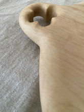 Charger l'image dans la galerie, Planche de cuisine en bois de charme avec trèfle à quatre feuilles - millimetres.be
