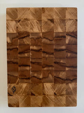 Charger l'image dans la galerie, Planche de cuisine en frêne massif 34 × 24 cm - millimetres.be
