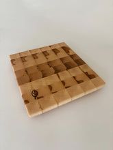 Charger l'image dans la galerie, Petite planche de découpe en frêne 22cm x 19,5cm
