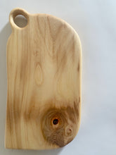 Charger l'image dans la galerie, Planche de cuisine / apéro en bois de charme - millimetres.be

