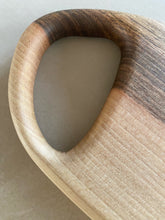 Charger l'image dans la galerie, Planche apéro et de découpe en noyer massif faite main - millimetres.be
