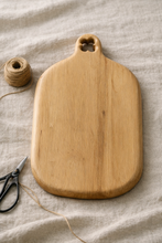 Charger l'image dans la galerie, Planche de cuisine en bois de charme avec trèfle à quatre feuilles - millimetres.be
