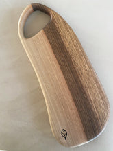 Charger l'image dans la galerie, Planche apéro et de découpe en noyer massif faite main - millimetres.be
