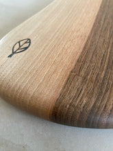 Charger l'image dans la galerie, Planche apéro et de découpe en noyer massif faite main - millimetres.be
