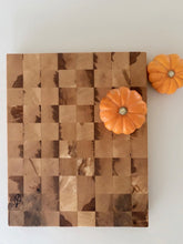 Charger l'image dans la galerie, Planche à découper en frêne 34 × 27,5 cm
