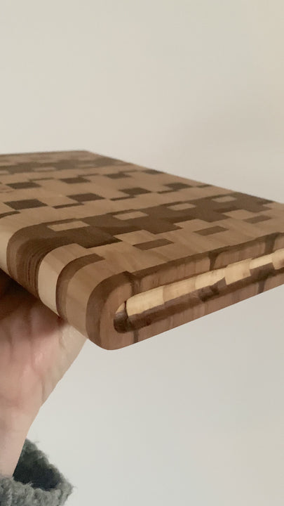 détail du bois en hêtre et chêne sur une planche apéro artisanale fabriquée sur chant