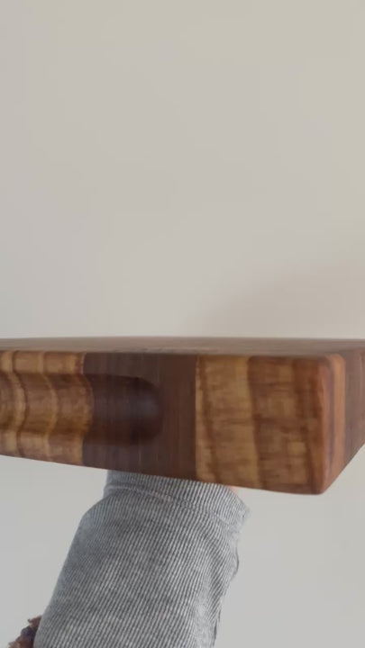 Une planche de cuisine durable en bois d'orme, artisanale, faite par millimetres.be à Bruxelles. Idéale comme cadeau.
