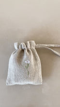 Load and play video in Gallery viewer, Petite pochette en lin double couche, brodée d’une fleur des champs
