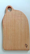 Charger et lire la vidéo dans la visionneuse de la Galerie, Une planche de cuisine en bois de frêne artisanale
