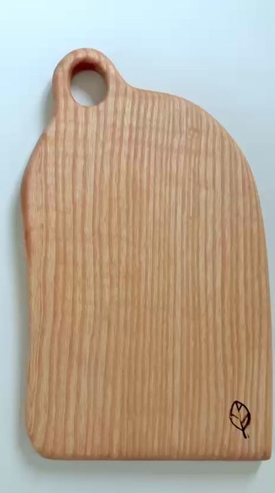 Une planche de cuisine en bois de frêne artisanale