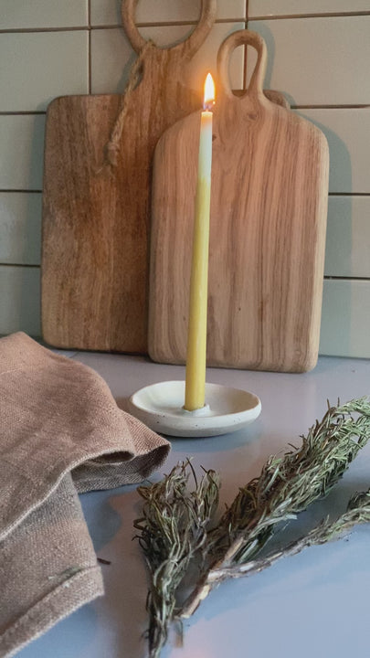 Chandelle vintage en cire d'abeille allumée avec les planches de cuisine en bois. Tout est réalisé dans notre atelier bruxellois. Une serviette en lin naturel.
