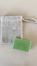 Load and play video in Gallery viewer, Petite pochette en lin double couche, brodée d’une fleur des champs
