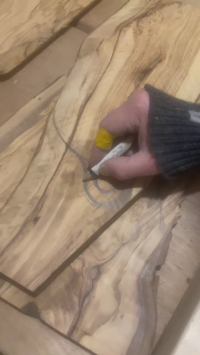 Processus de conception de nos planches : esquisse sur le bois et création des formes en respectant les veines naturelles du bois.
