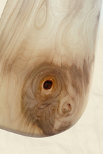 Load image into Gallery viewer, Un dessin naturel du bois montré sur la planche de cuisine réalisée à la main à Bruxelles
